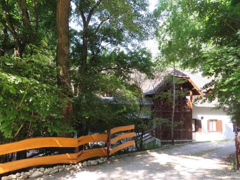 Koloska Apartmanhaz 블로톤퓌레드 외부 사진